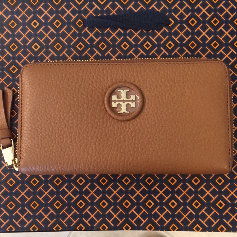 🆕Tory Burch Whipstitch Logo wallet in color BARK - Picture 1 of 8